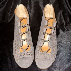 Super Cute Dress Barn Chunky Heels~Excellent Condition~Size 9~Gray